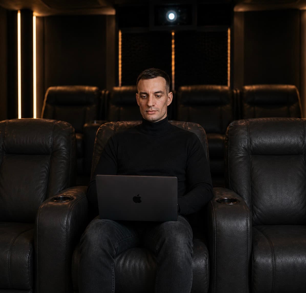 Автор CinemaLab в домашнем кинозале